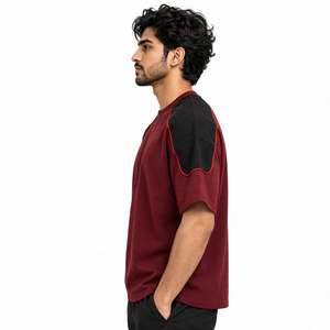 Mejora tu colección de ropa urbana con camisetas holgadas para hombre con formas llamativas y diseños de moda casual a la última. - Product Image 4