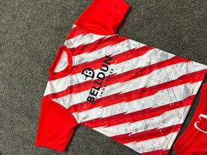 Ensemble de maillot et short de football personnalisé, rayé rouge et blanc, sublimé, séchage rapide, 100% polyester, vêtements de sport pour garçons - Product Image 3