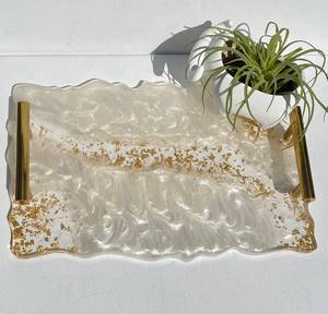 Plateau de service en résine blanc nacré avec des paillettes dorées et des poignées métalliques – Plateau décoratif de luxe fait main, organiseur de table basse - Product Image 1