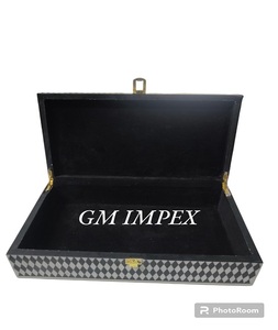 Organizador de joyero de madera con incrustaciones de hueso de línea horizontal en blanco y negro personalizable disponible en tamaños y colores personalizados - Product Image 2