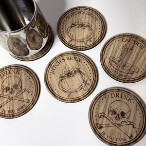 Juego de posavasos de madera con calaveras grabadas, posavasos espeluznantes para realzar la decoración de terror y ayudar a mantener las superficies limpias y sin rayones - Product Image 4