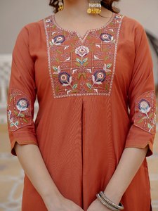 Ensemble Kurti et pantalon en viscose pure de qualité supérieure, brodé, avec dupatta en soie Maslin |   Vêtements ethniques pour femmes |   Exportation en gros - Product Image 5