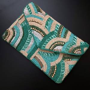 Bolso Rectangular Bordado a Mano en Algodón con Patrón Espiral Verde y Detalles de Cuentas - Product Image 1