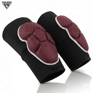 Coudières de protection personnalisées, noires et rouges, légères, de qualité supérieure, offrant une protection moyenne à élevée, flexibles, durables et robustes. - Product Image 1