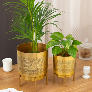 Macetas metálicas doradas Raaga con soporte, paquete de 2 macetas grandes y pequeñas para la sala de estar - Product Image 2