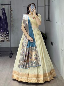 Lehenga Choli de Seda Paithani para Mujer, con Bordado Zari y Dupatta de Seda Satén Tejida (Para Todas las Temporadas) - Product Image 1