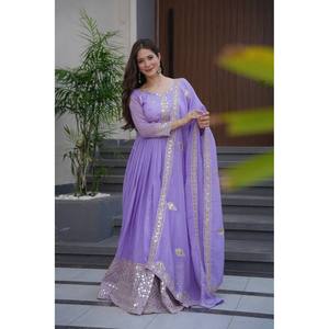 Robe de soirée élégante avec broderie et paillettes de créateur - Product Image 2