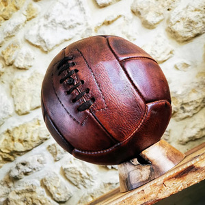 Ballon de football classique en cuir vintage, conçu avec une esthétique rétro, en cuir véritable, détails faits main, à prix raisonnable. - Product Image 3