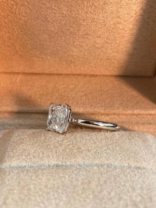 Bague de fiançailles élégante en or blanc 14 carats avec diamant solitaire de laboratoire de 2 carats, taille coussin, couleur E, pureté VVS2, certifié IGI, pour femme - Product Image 6