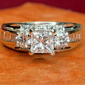 Bague de fiançailles vintage en moissanite taille princesse 3 carats VVS1 en argent sterling plaqué or - Product Image 1