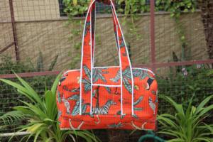 กระเป๋าเดินทางผ้าฝ้ายพิมพ์ลายป่าผลไม้แบบควิลท์ ทำมือจากอินเดีย สำหรับผู้หญิง ขนาดใหญ่ จุของได้เยอะ ทนทาน น้ำหนักเบา เป็นมิตรกับสิ่งแวดล้อม พกพาสะดวก - Product Image 3