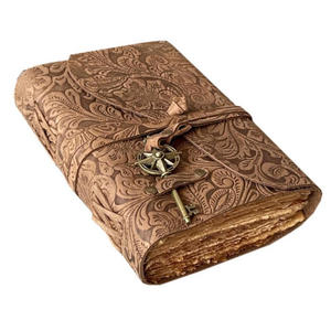 Carnet de croquis A5 en cuir avec serrure à clé antique, motif floral embossé, bords festonnés vintage, pages en coton non lignées, pour gouache et journal intime - Product Image 2
