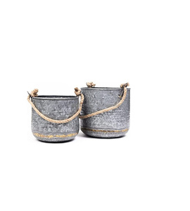 Cubo de maceta galvanizado de granja con motivo de retrete grabado para arreglos florales de porche y decoración al aire libre - Product Image 1