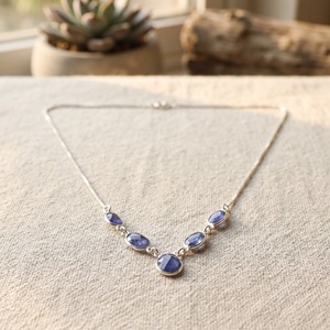 สร้อยคอแทนซาไนต์ธรรมชาติ เงินแท้ 925 ประดับแบบ Bezel Set หลายเม็ด สร้อยคอพลอยประจำเดือนธันวาคม งานแฮนด์เมด ของขวัญสำหรับเธอ - Product Image 6