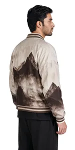 Chaqueta Bomber para Hombre con Estampado de Montaña en Color Taupe Marrón Beige, Cierre Completo, Cuello y Puños Acanalados, Diseño Gráfico Personalizado, Estilo Casual Urbano, Venta al Por Mayor - Product Image 6