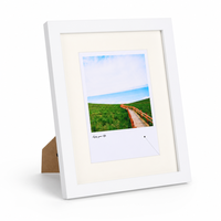 Cadre photo en bois MDF blanc avec passe-partout crème, épaisseur 2 cm, taille personnalisée pour affichage sur table