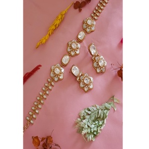 Ensemble collier et boucles d'oreilles plaqué or avec pierres de moissanite de haute qualité, idéal pour les fiançailles et les mariages, pour femmes - Product Image 1