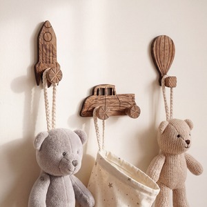 Cintre à vêtements en bois vintage haut de gamme avec logo personnalisé, finition laquée et crochet chromé pour costumes - Product Image 4