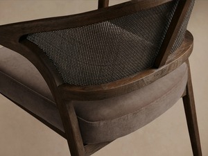 Silla de Comedor Premium con Brazos de Madera de Teca Sólida y Respaldo con Detalles de Ratán – Asiento Acolchado Confortable para Hoteles y Comedores de Lujo - Product Image 2