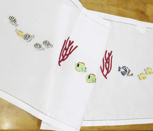 Nouveaux Chemins de Table Blancs 100% Coton Personnalisés Brodés Poissons & Coraux, avec Ourlet Brodé, Lavables et Durables pour Événements Domestiques - Product Image 2