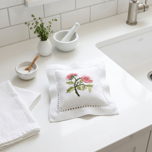 Fundas de Almohada Cuadradas de Algodón Blanco de Alta Calidad con Bordado Personalizado de Flores Bonitas y Dobladillo, Venta al por Mayor - Product Image 3