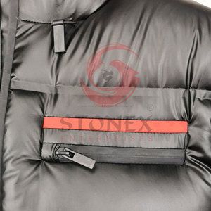 Blousons matelassés à capuche pour hommes en toile métallisée, style streetwear hiver, brillants, rembourrés, écologiques, coupe-vent, avec fermetures éclair personnalisées et boutons sur le col. - Product Image 4
