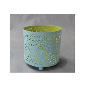 Porte-bougie décoratif en métal perforé écologique, haut et cylindrique, extérieur bleu clair, intérieur jaune, Noël - Product Image 2