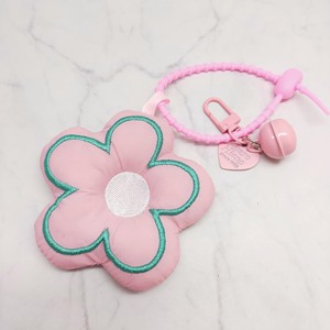 Adorables llaveros de peluche con forma de flor, un accesorio adorable para realzar tus bolsos o llaves. - Product Image 3
