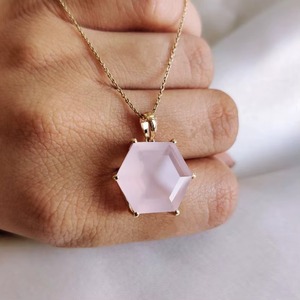 จี้หกเหลี่ยมโรสควอตซ์ธรรมชาติ จี้ทอง 14K ประดับพลอย ขนาด 16 มม. เครื่องประดับคุณภาพสำหรับผู้หญิง ขายส่งจากโรงงานเครื่องประดับ - Product Image 5