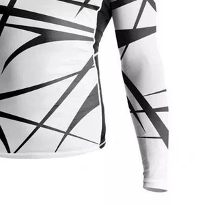 Camiseta Deportiva Rash Guard para Hombre, Diseño Moderno, Color Rojo, Mangas Largas, con Logotipo Personalizado, Hecha en Pakistán - Product Image 4