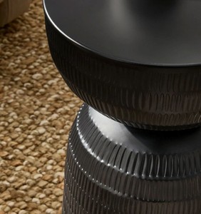 Mesa Auxiliar Nórdica Negra Mate con Textura Acanalada, Taburete de Metal con Forma de Reloj de Arena, Mesa Auxiliar para Sofá, Mesita de Noche, Decoración de Sala de Estar - Product Image 2
