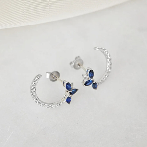 Pendientes de Aro Florales Plateados con Zafiro Azul y Detalles de Diamantes, Diseño de Media Luna en Metal Blanco - Product Image 2