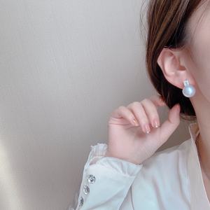 Pendientes Clásicos de Plata de Ley con Cuatro Hojas de Trébol, Color Gris Platino Natural, 9-10 mm, Redondos, Finos, en Caja de Regalo, Venta al por Mayor - Product Image 4