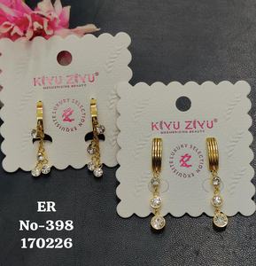 Boucles d'oreilles clous tendance plaquées or avec diamants américains en gros |   Bijoux pour femmes de qualité export - Product Image 2