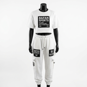 Conjunto de camiseta corta de felpa de algodón y poliéster de 320 GSM premium y pantalones jogger cargo con logo de parche de goma blanca para mujer - Product Image 1