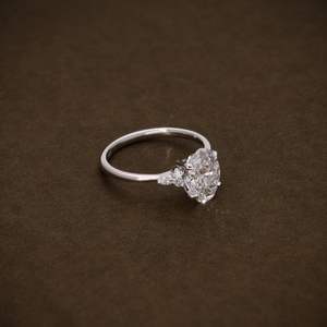 แหวนหมั้นเพชรทรงรีที่ได้รับการรับรองจาก IGI ประดับเพชรทรงมาร์คีส์และทรงกลม ตัวเรือนทองคำแท้ เครื่องประดับสำหรับงานแต่งงาน - Product Image 3