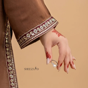 Vente en gros de costumes pakistanais pour femmes en 3 pièces, vêtements décontractés, collection brodée pour la vente en ligne, sur mesure - Product Image 3