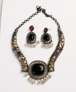 Ensemble collier et boucles d'oreilles en argent oxydé bicolore, onyx, rubis, perles vertes, design pour amoureux - Bijoux bohèmes, cadeau de mariage pour femmes - Product Image 1