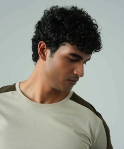 Camiseta de manga corta para hombre con bloques de color, cuello redondo, ajuste regular, informal, con panel de hombro en contraste, de punto suave y de alto gramaje - Product Image 4