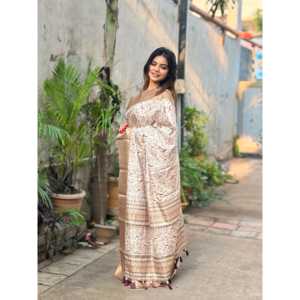 Sari en soie d'Assam Elite Weaves à imprimé floral avec bordure tissée Zari et motif Mehendi 500g Vêtements indiens et pakistanais - Product Image 3