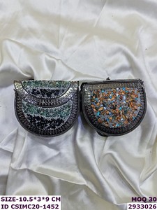 Sac à main en métal avec pierres précieuses traditionnelles indiennes fait à la main, doublure en velours |   Tenue de soirée ethnique ornée, multifonctionnelle pour mariage - Product Image 3