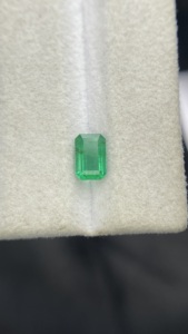 พลอยมรกตธรรมชาติแท้จากแซมเบีย รูปทรงแปดเหลี่ยมเจียระไนแบบมรกต คุณภาพดี เงางาม เหมาะสำหรับทำเครื่องประดับ น้ำหนัก 0.75 กะรัต - Product Image 2