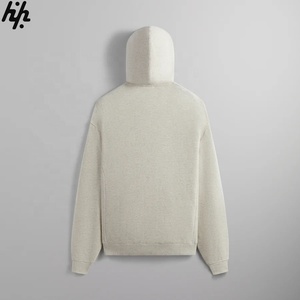 Sudadera con capucha minimalista para hombre con estilo de logotipo sutil para la comodidad diaria Ajuste relajado Torcedura moderna en el minimalismo clásico - Product Image 2