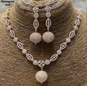 Elegante conjunto en oro rosa con gotas de cristal esféricas únicas. Diseño elegante, disponible a precios de mayorista. - Product Image 1