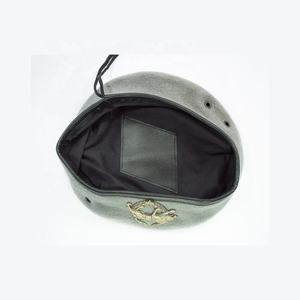 Béret en laine grise avec emblème de loup en relief, unisexe, décontracté, en pure laine, qualité supérieure, logo personnalisé, classique, pour l'extérieur - Product Image 2