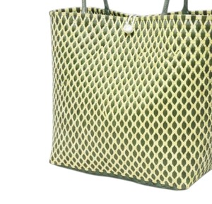 Sac et sac à main faits main pour les vacances d'été à la plage, en plastique tressé vert foncé et jaune, avec poignées assorties - Product Image 4