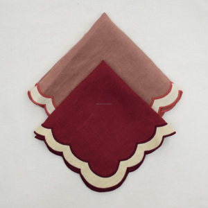 Serviettes carrées en lin brodées, 3 pièces, décoration de table classique faite à la main, beige et rouge avec bord festonné - Product Image 3