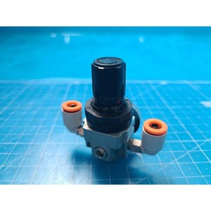 Régulateur pneumatique miniature SMC MR10-M5H, utilisé comme pièce détachée pour équipement semi-conducteur d'époque - Product Image 3