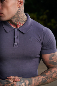 เสื้อโปโลผู้ชายทรงเข้ารูปสีม่วงแขนสั้นผ้าถักสีพื้นสวมใส่สบายๆ - Product Image 3