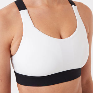 เสื้อชั้นในกีฬาสำหรับผู้หญิง OEM/ODM สกรีนโลโก้ได้ สีขาวดำ ระบายอากาศดี สายไขว้หลัง ยืดหยุ่นสูง เหมาะสำหรับโยคะ พร้อมฟองน้ำเสริมแบบถอดได้ - Product Image 3